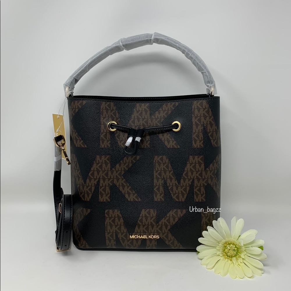 Michael Kors Suri Large Bucket Messenger & Wallet - Picture 10 of 16